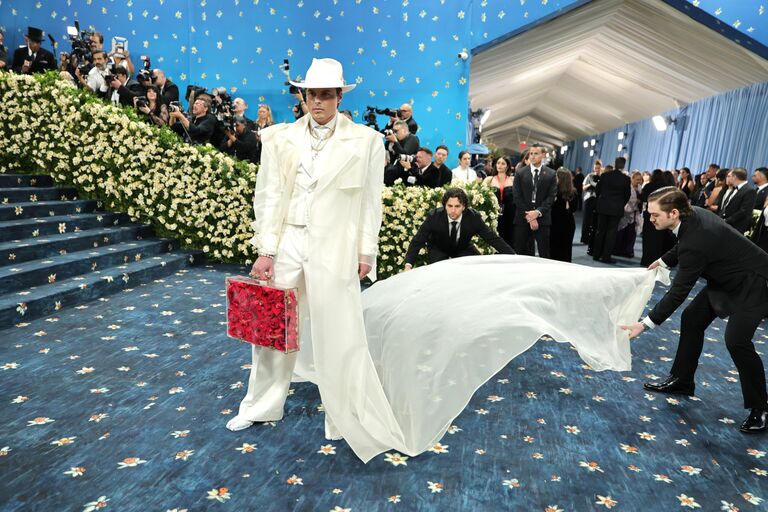 Удачи и провалы на Met Gala 2025: звезды удивляли и шокировали нарядами